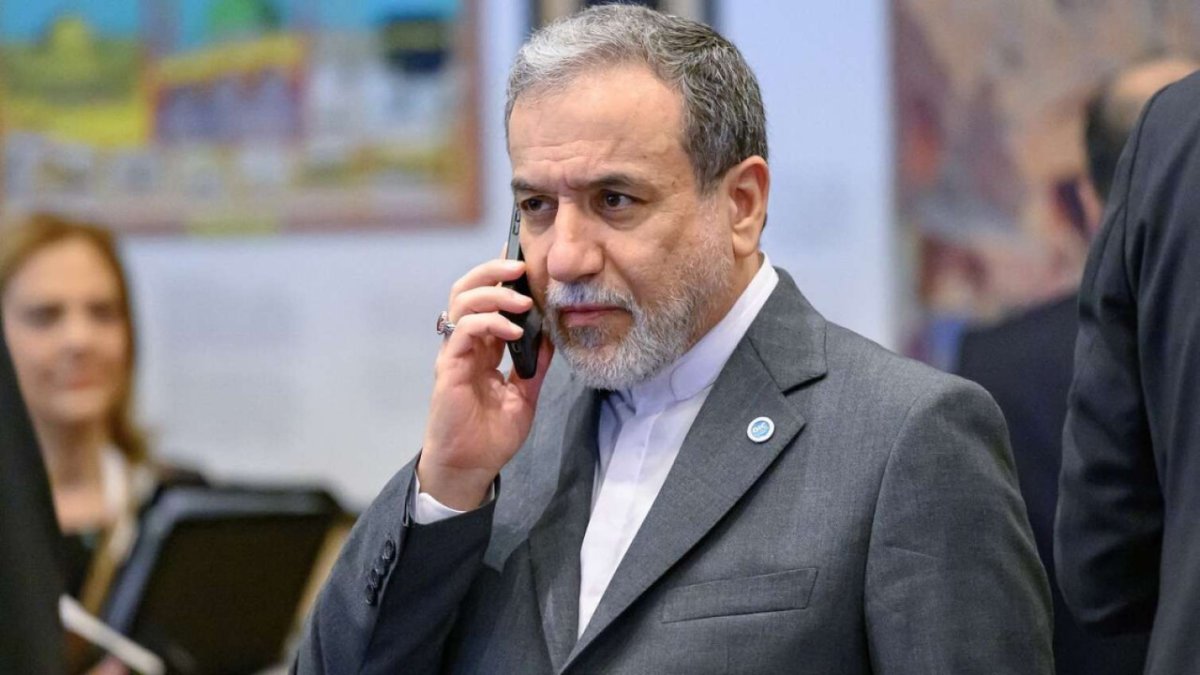 İranın baş diplomatı Sankt-Peterburqa gəlib