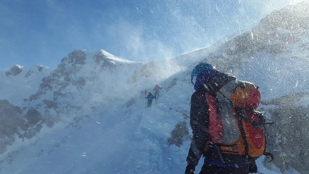 Elbrus dağında faciə: Zirvəni fəth etmək istəyən alpinist həlak olub