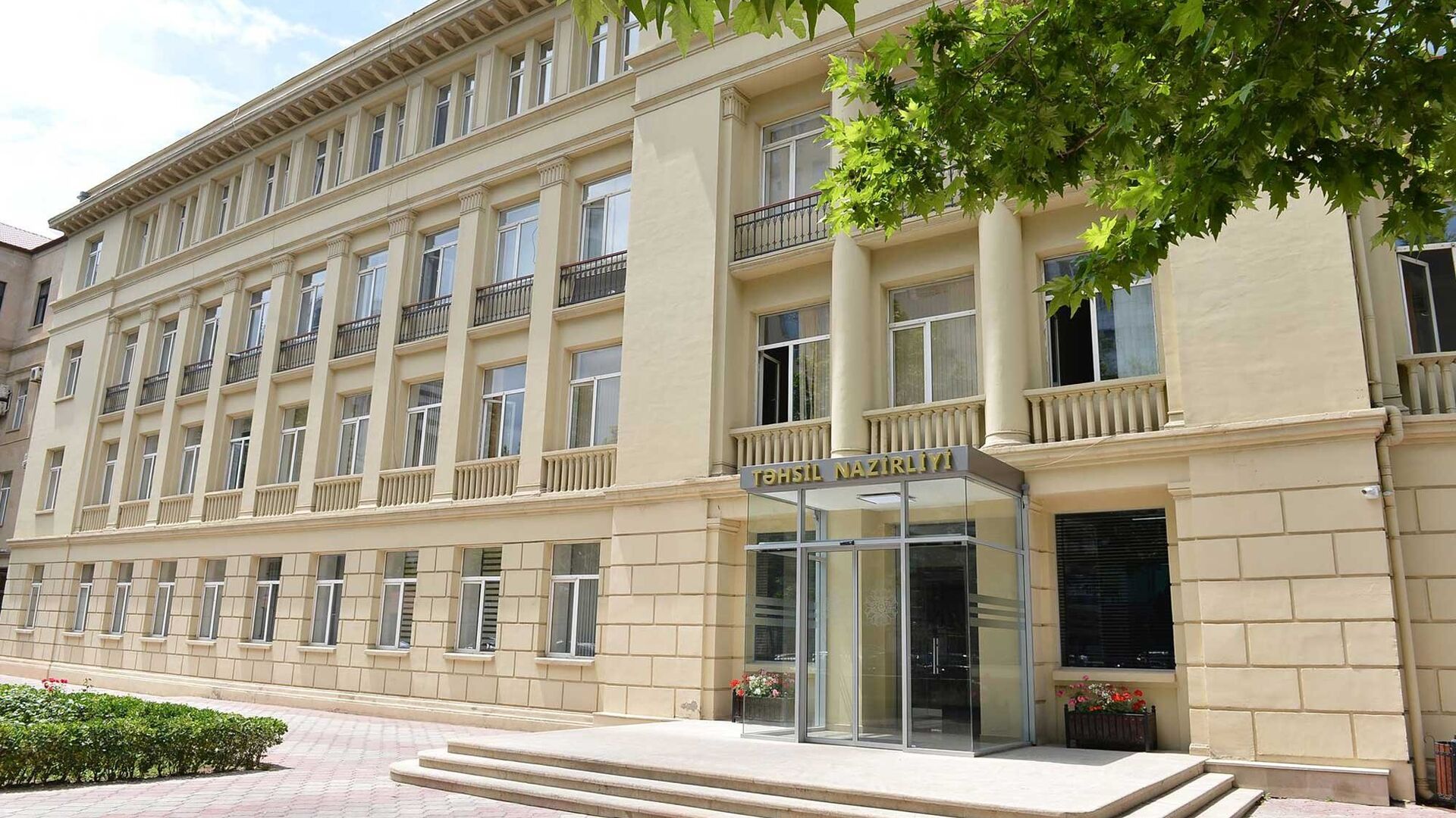 Elm və Təhsil Nazirliyinin tikinti və təmir sahəsində nöqsanlar aşkarlanb