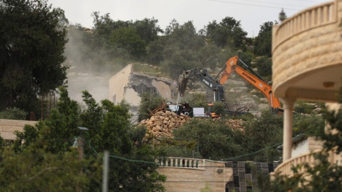 İsrail hərbçiləri Fələstində evləri talayır