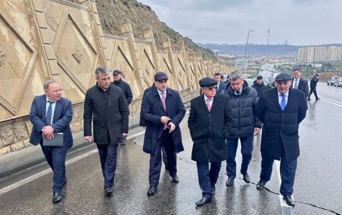 Kəmaləddin Heydərov Bibiheybətdə sürüşən yola  baxış keçirib