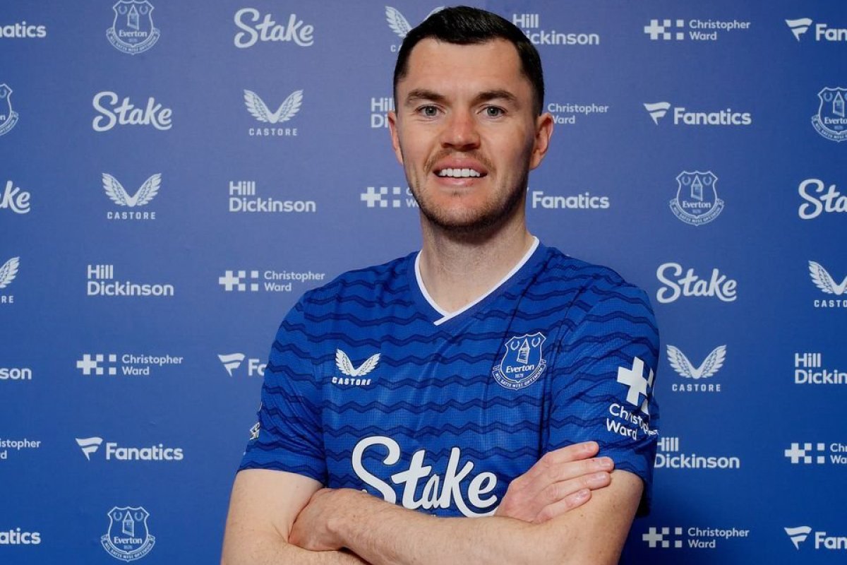 İngiltərəli müdafiəçi Premyer Liqa klubunda qalacaq