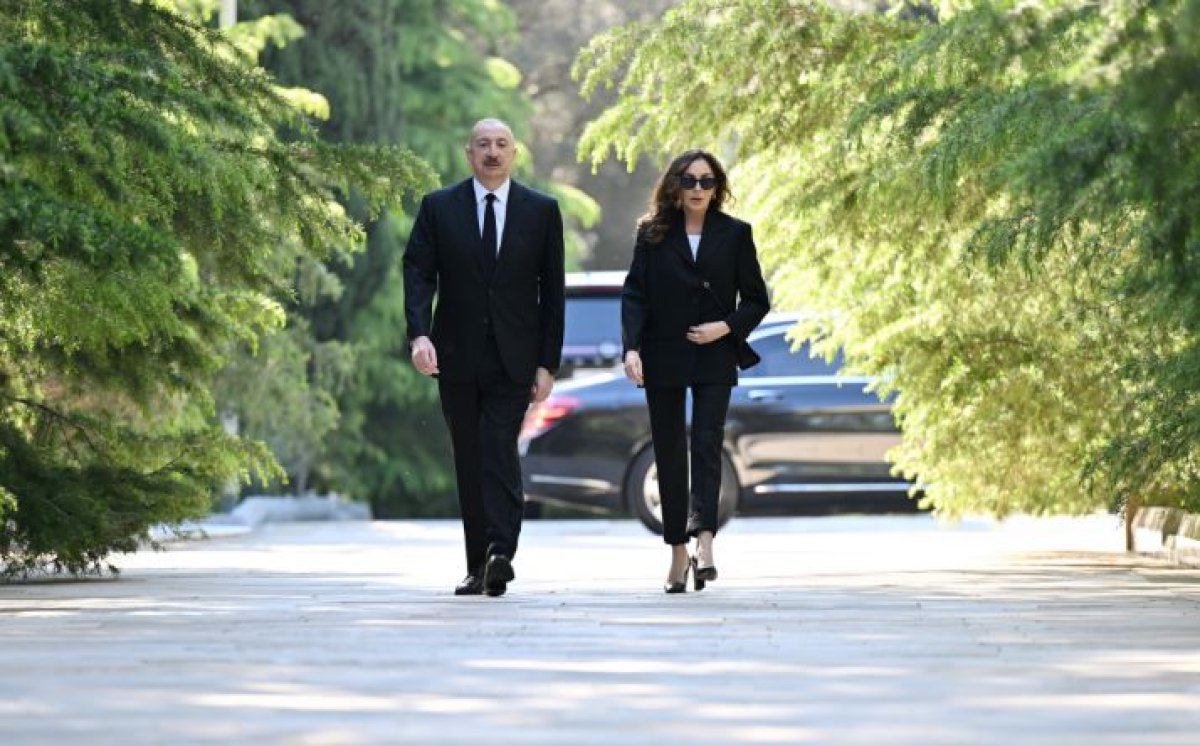 Prezidentlə xanımı Heydər Əliyevin məzarını ziyarət ediblər