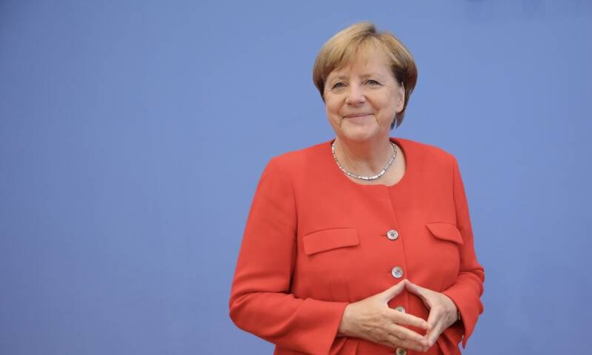  Merkel stilistə və makiyaja 64,6 min avro xərcləyib