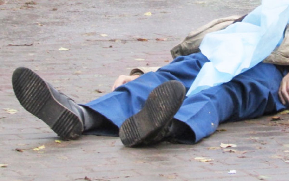 Komendant işlədiyi binadan yıxılıb öldü