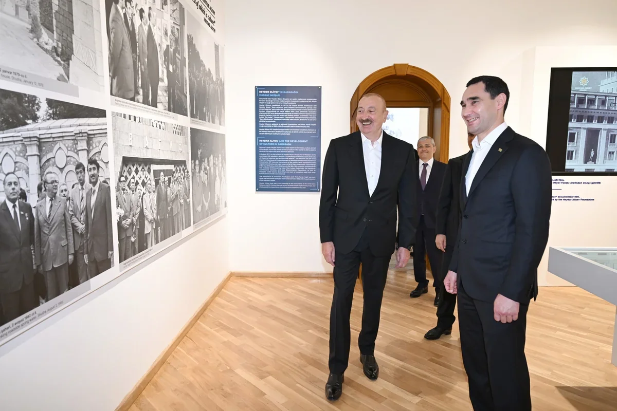 Prezidentlər "Heydər Əliyev və Qarabağ" sərgisi ilə tanış olublar