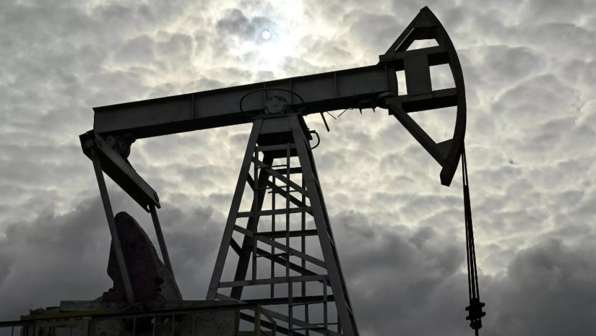 Brent markalı neftin bir bareli 126 dolları ötüb