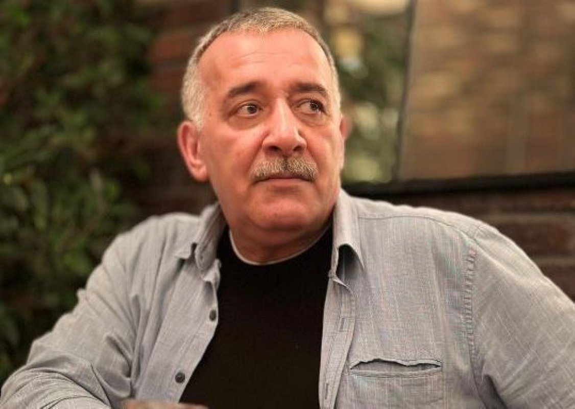 Qırmızı qaranlıqda yaşıl işıq - Azər TURAN