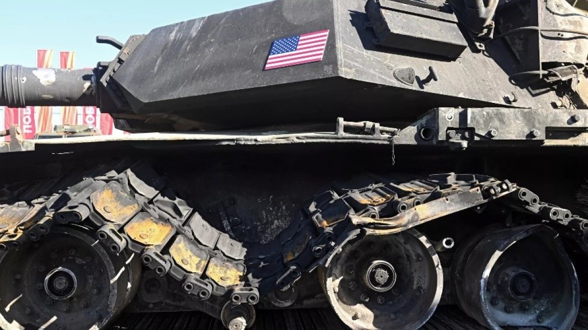 “Abrams” və “Leopard” tankları Pxenyan muzeyində saxlanılır