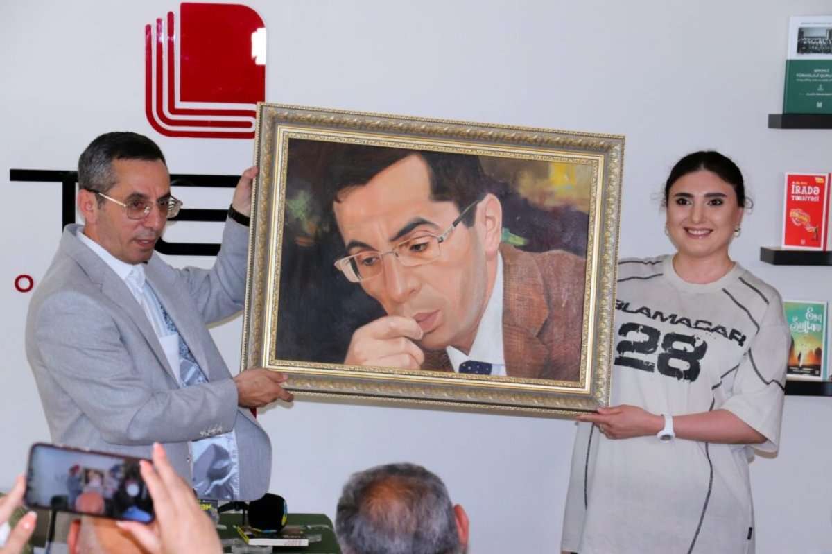 Qulu Ağsəsin “Saat 6-nı gözləyirəm” kitabının təqdimatı keçirilib
