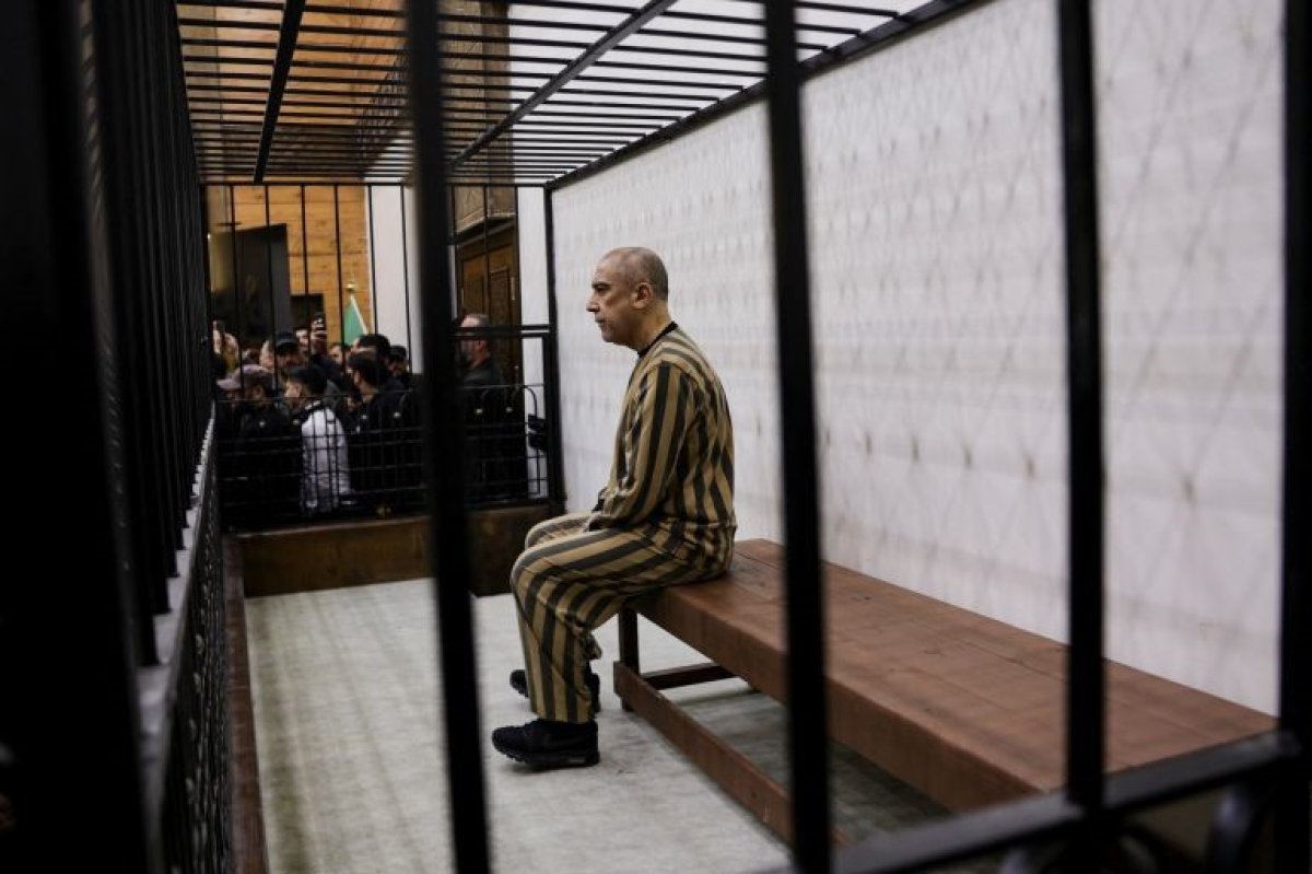 Əsəd hakimiyyətinin rəsmi şəxsini mühakimə edirlər