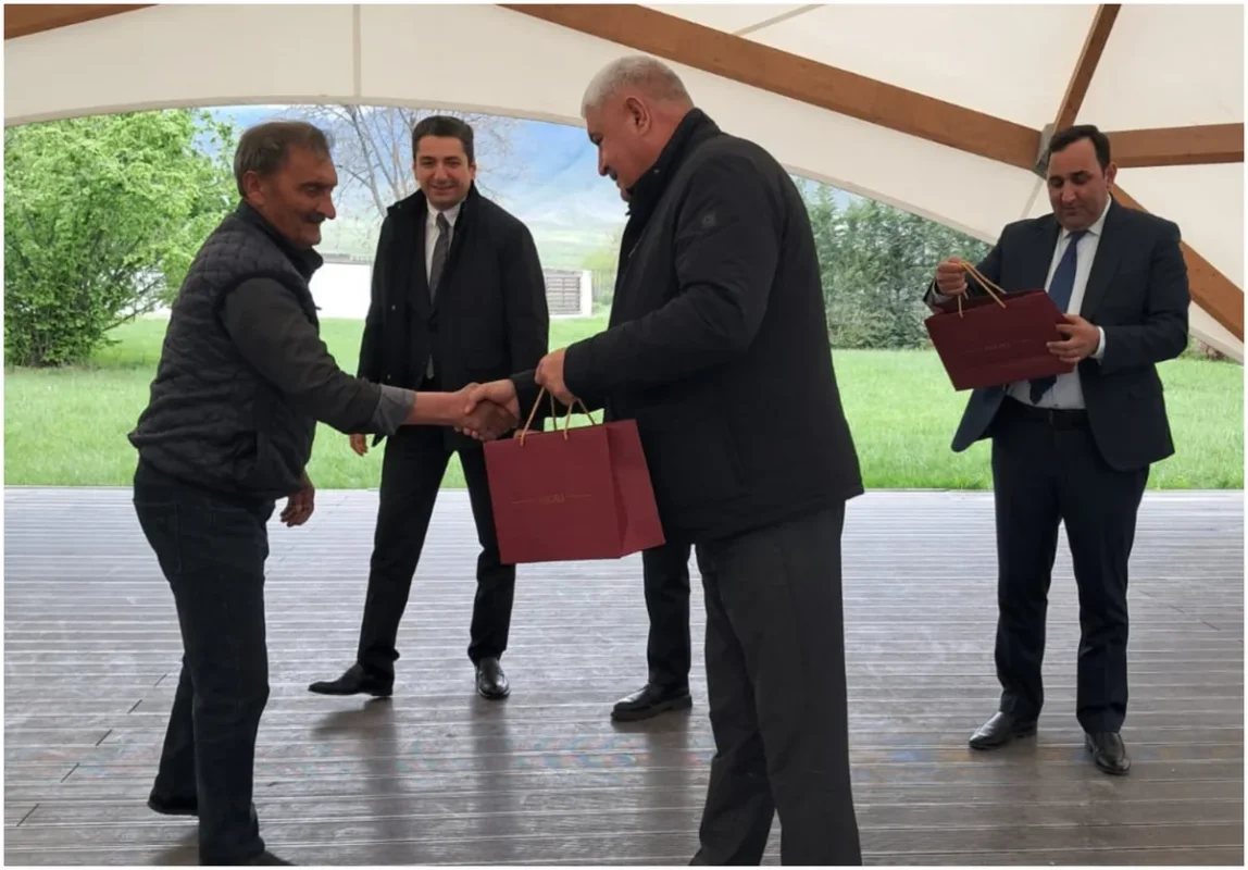 Ağdərə rayonunun Aşağı Oratağ kəndinə köç olub