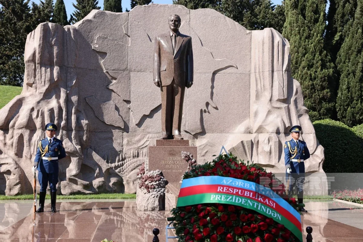 Dövlət və hökumət rəsmiləri Ulu öndərin məzarını ziyarət ediblər