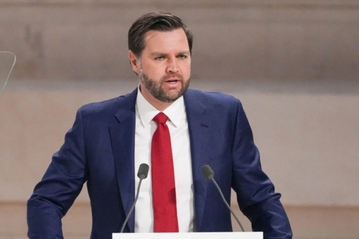 Vens ikili standartlarda və ikiüzlülükdə ittiham olunur